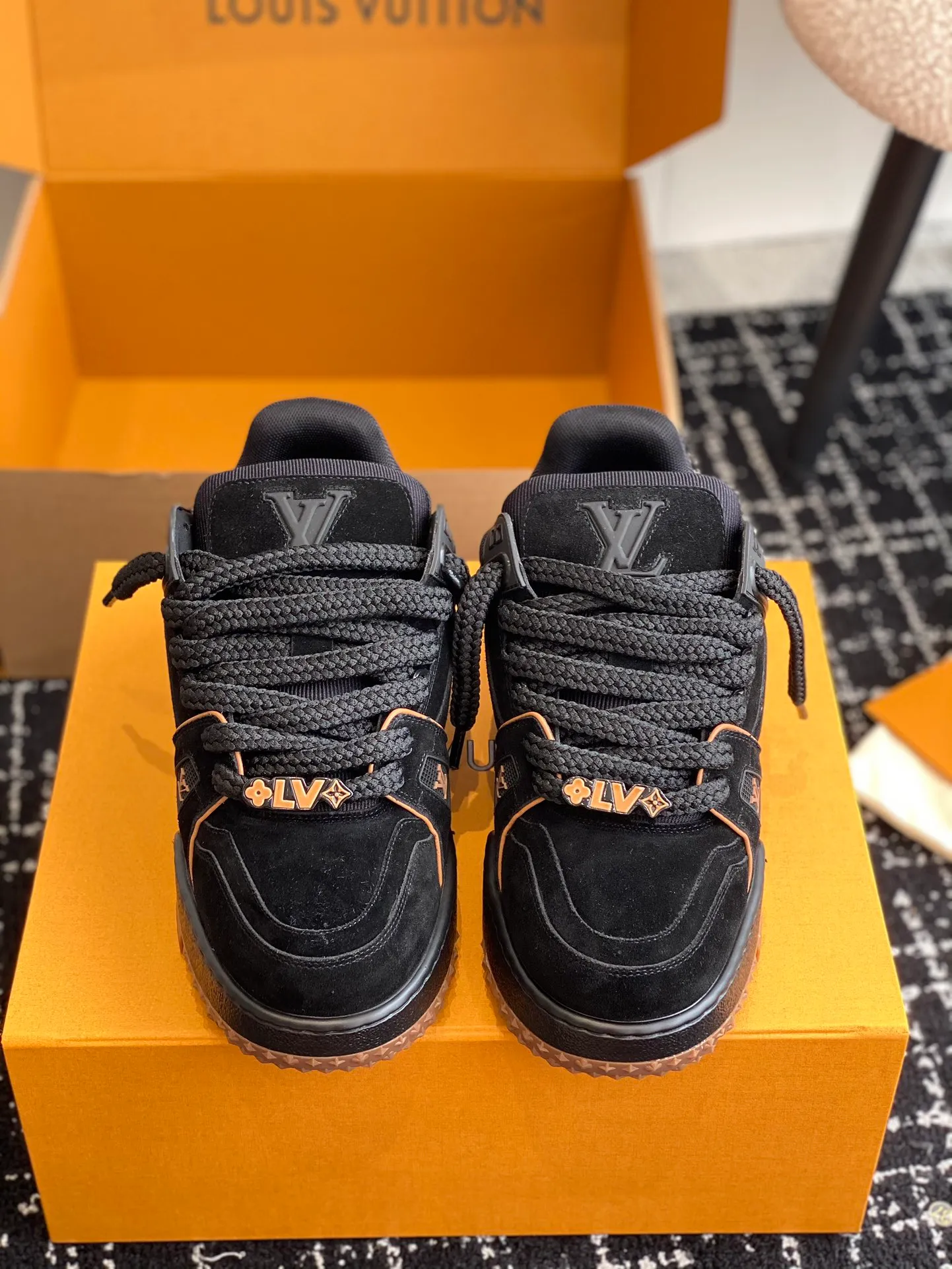 👟👟Ex-factory price 840👟👟 The latest upgraded version of lvtrainer Little Fatty 2023 is the same as the original version. Exclusive mold opening. Market ceiling level. Welcome to compare. At the Louis Vitton 2023 show, the new Trainer was unveiled. The new shoe style did not change much in the upper design, but the shoe shape became wider. Thicker and larger tongues replace the original visual effect. Since the launch of Lanvin bread shoes, this fat shoe style has become more and more popular!  Select imported calfskin/denim splicing/Yangjing material, exclusive molded outsole fasteners, decorative accessories can be removed at will!  Size: #35-45 (⚠️40 for women, 45 for men, customization is non-refundable)